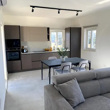 The Valley Collection - A25 - With Private Hot Tub * Xaghra
